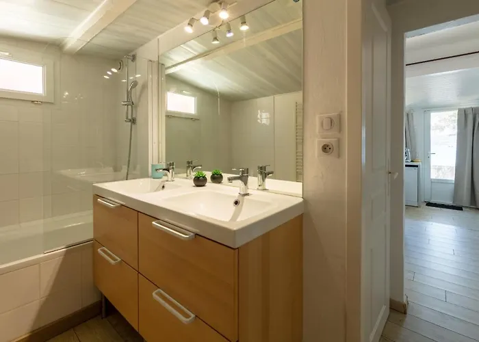 Le Cigalou, Authentique Cabanon De Pecheur En Bord De Avec Sa Terrasse Spacieuse Et Amenagee *