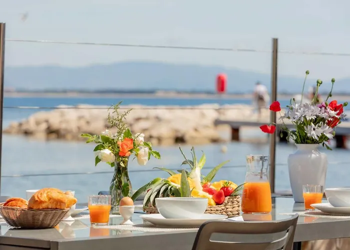 Le Cigalou, Authentique Cabanon De Pêcheur En Bord De Avec Sa Terrasse Spacieuse Et Aménagée *
