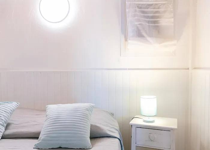 Le Cigalou, Authentique Cabanon De Pêcheur En Bord De Avec Sa Terrasse Spacieuse Et Aménagée Hyères