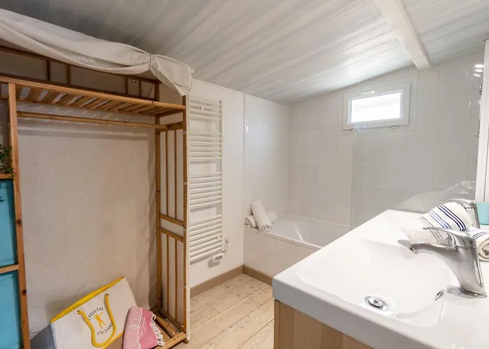 Le Cigalou, Authentique Cabanon De Pêcheur En Bord De Avec Sa Terrasse Spacieuse Et Aménagée *